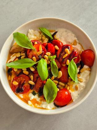 Cremiger Burrata-Dip mit geschmorten Honig-Tomaten