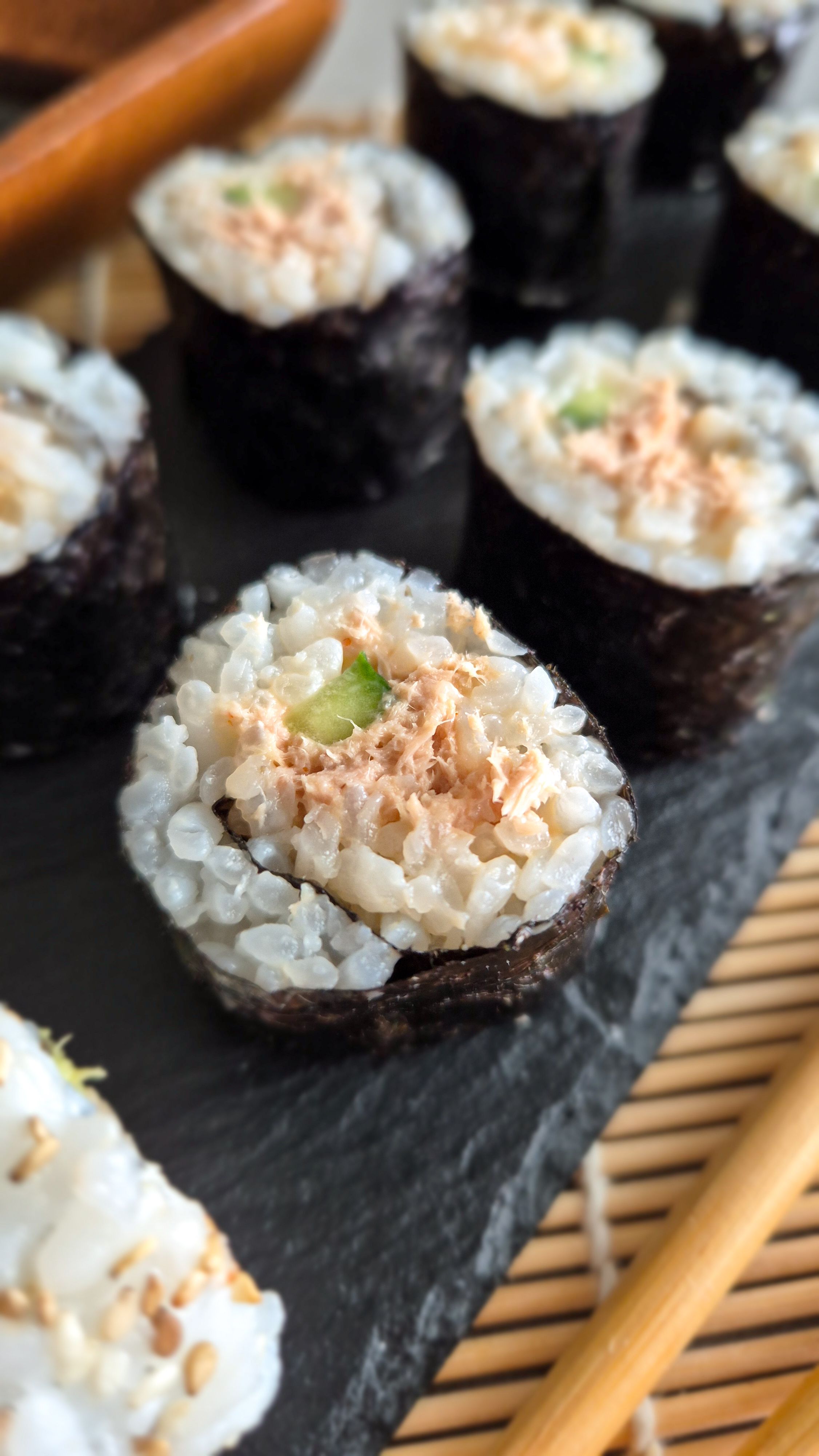 Klassische Spicy Tuna Maki Rolls