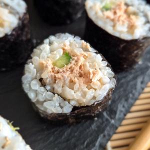 Klassische Spicy Tuna Maki Rolls