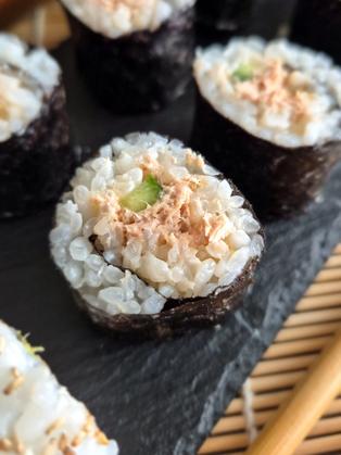 Klassische Spicy Tuna Maki Rolls