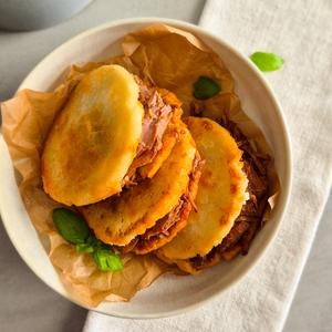 Venezolanische Arepas mit Carne Mechada (Streetfood)