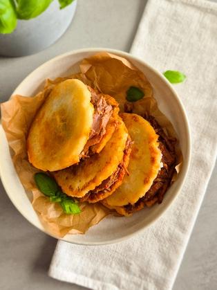 Venezolanische Arepas mit Carne Mechada (Streetfood)