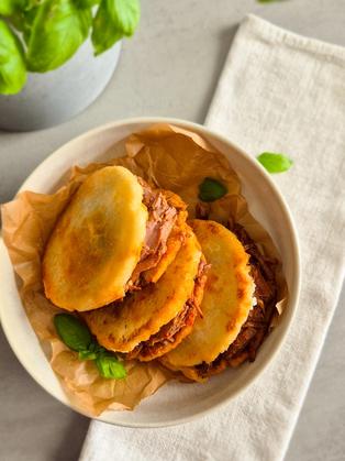 Venezolanische Arepas aus P.A.N. Maismehl mit Carne Mechada auf einem Teller.