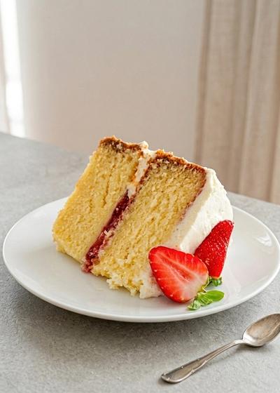 Naked cake mit Erddbeer- und Mascarponefüllung auf einem Teller