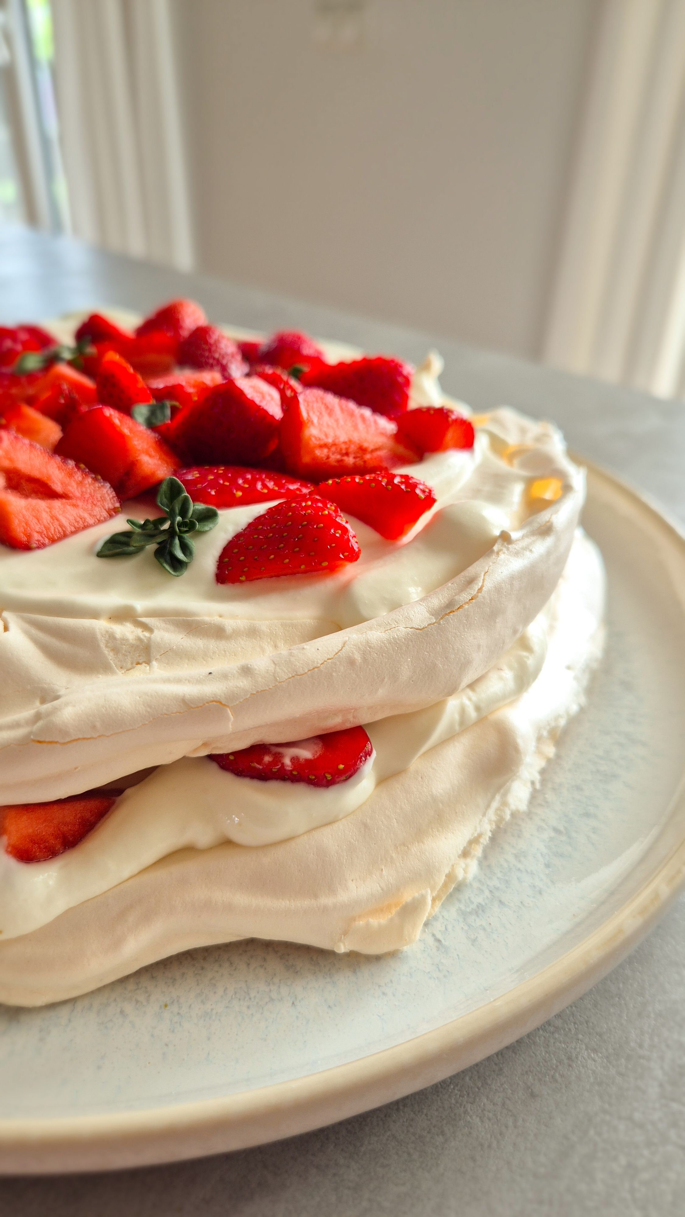 Pavlova mit Mascarpone-Creme und Erdbeeren - Bild 2