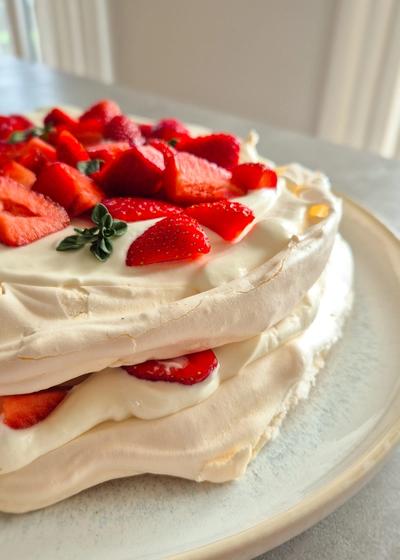 Pavlova mit Mascarpone-Creme und Erdbeeren - Bild 2