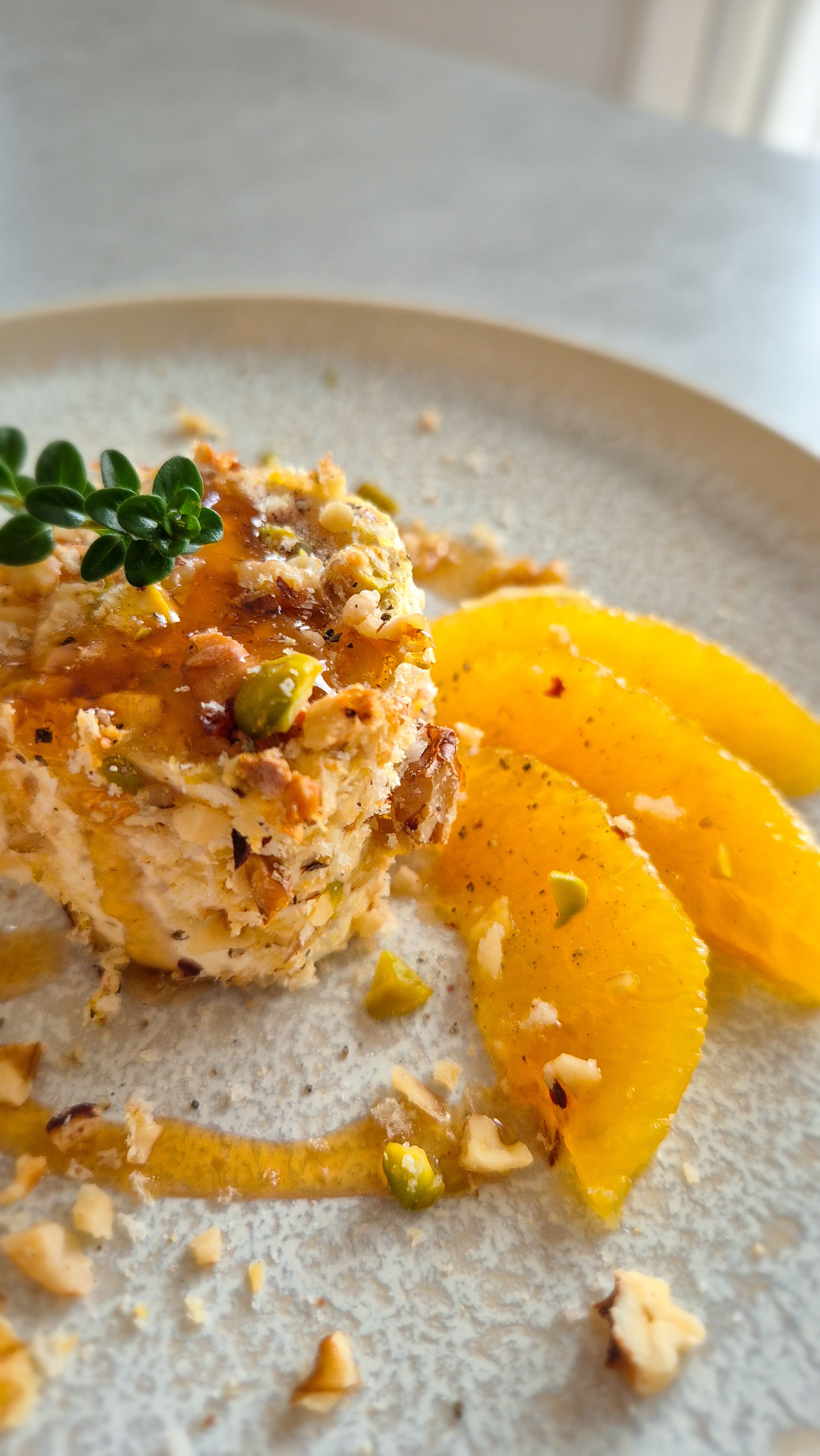Gebackener Ziegenkäse im Nussmantel mit Honig und Orangenfilets - Bild 2