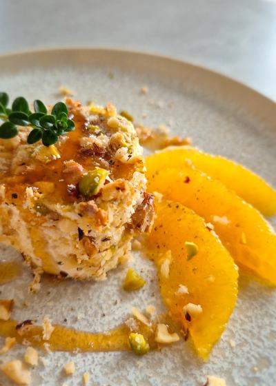 Gebackener Ziegenkäse im Nussmantel mit Honig und Orangenfilets - Bild 2