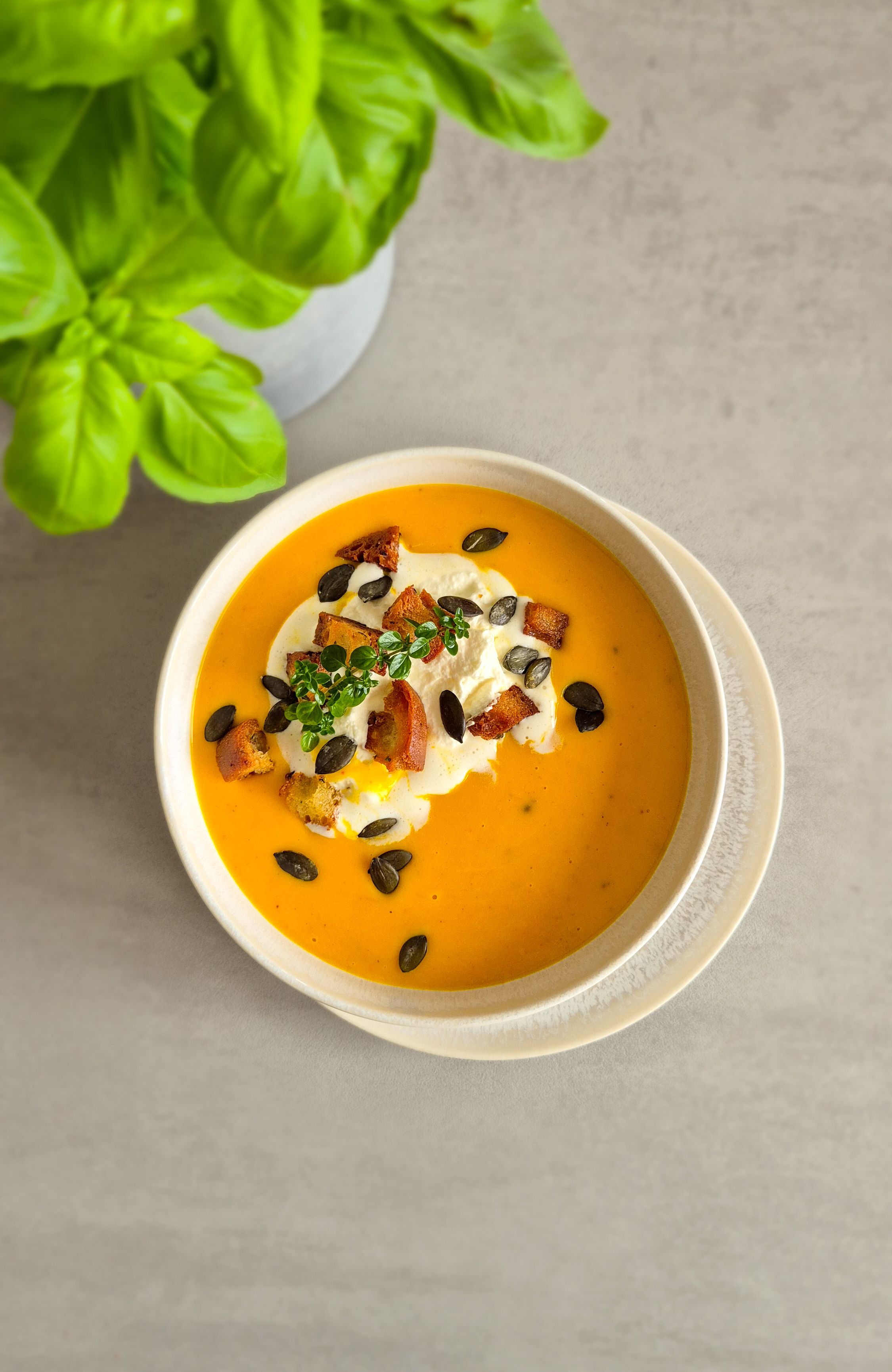 Herbstliche Kürbissuppe mit geröstetem Hokkaido, Thymian und Kürbiskernen - Thumbnail 4