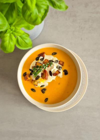 Herbstliche Kürbissuppe mit geröstetem Hokkaido, Thymian und Kürbiskernen - Bild 4