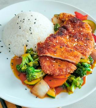 Knuspriges Yakitori-Hähnchen mit Gemüse