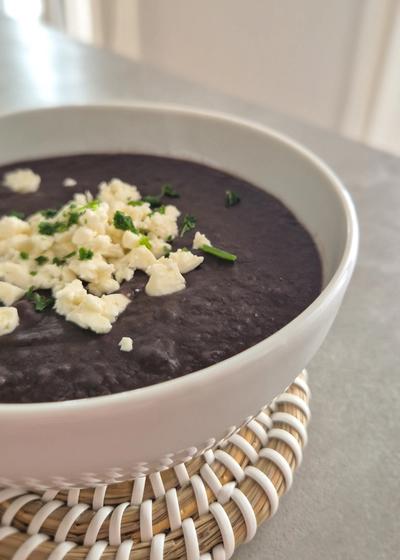 frijoles negros- Bohnenmus aus schwarzen Bohnen