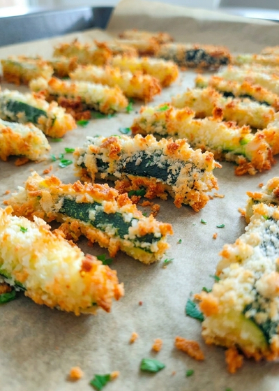 Knusprige Zucchini-Pommes mit Panko-Parmesan-Panade aus dem Ofen.