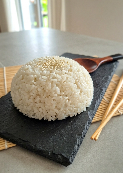 Frisch zubereiteter Sushi Reis auf einer Schieferplatte.