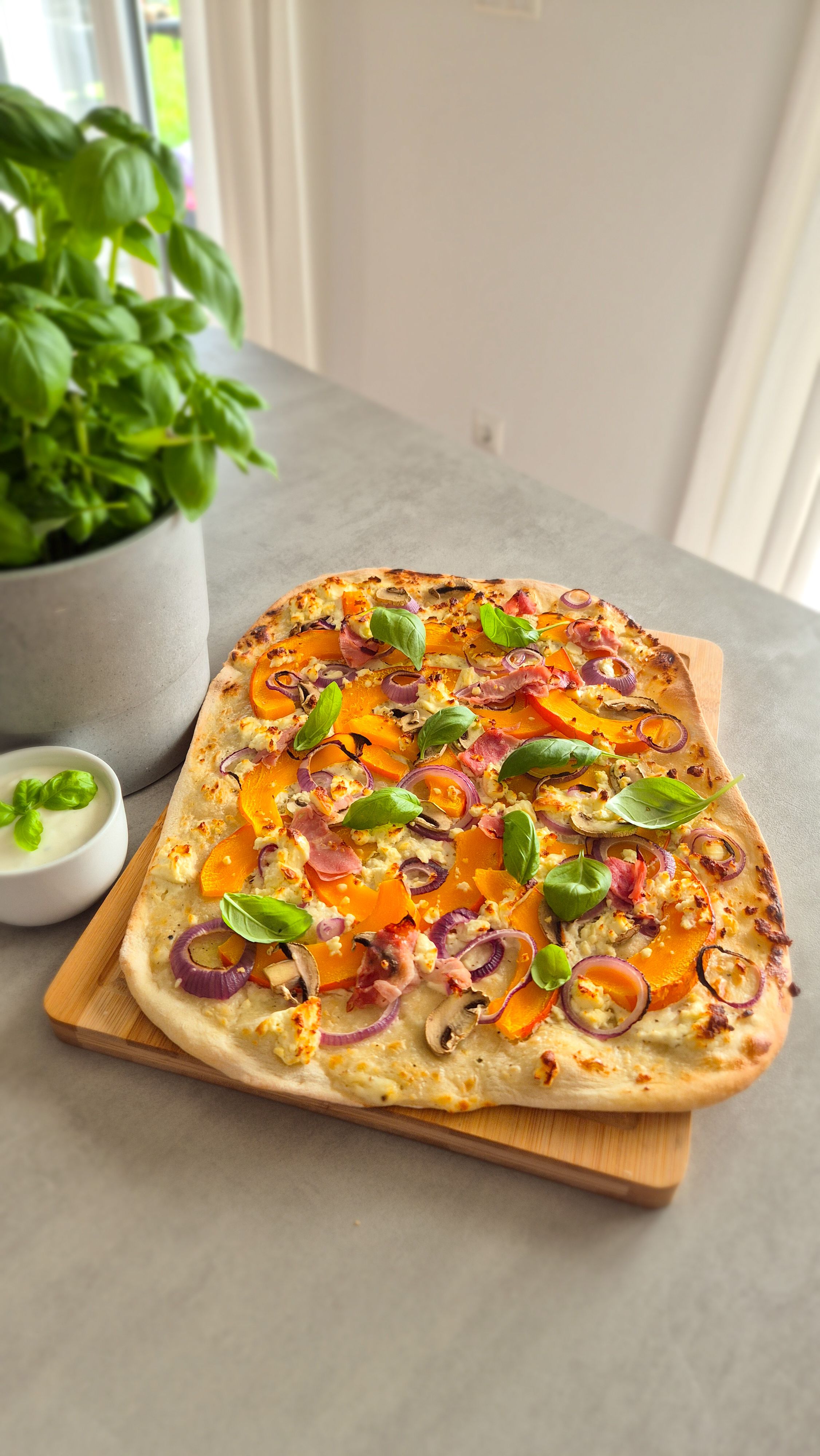 Herbstlicher Flammkuchen mit Kürbis, Schinken und Feta frisch aus dem Ofen