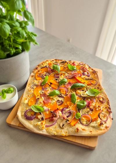 Herbstlicher Flammkuchen mit Kürbis, Schinken und Feta frisch aus dem Ofen