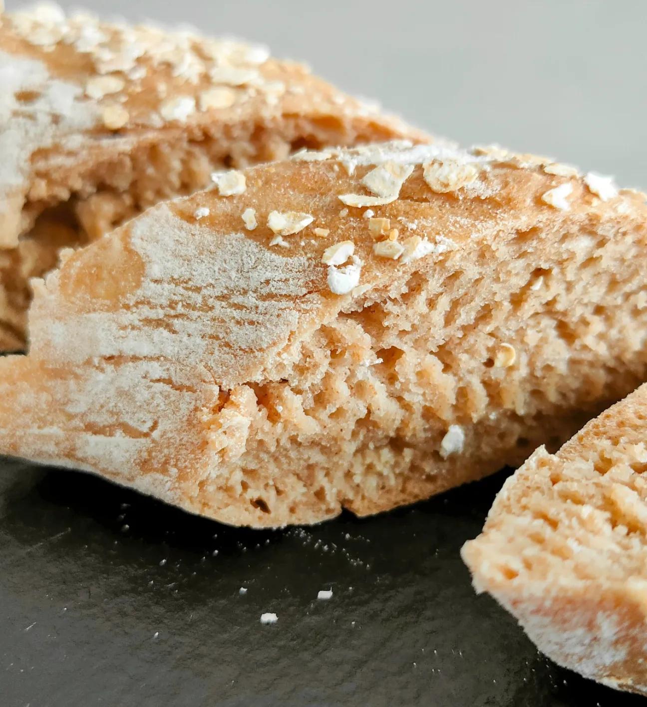 Frisches in Scheiben geschnittenes Dinkel-Roggen-Baguette ohne Kneten.