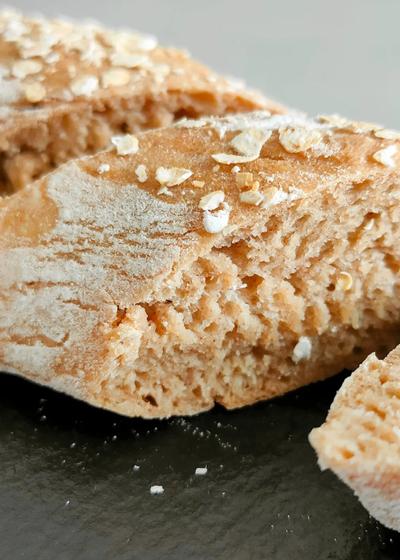 Frisches in Scheiben geschnittenes Dinkel-Roggen-Baguette ohne Kneten.