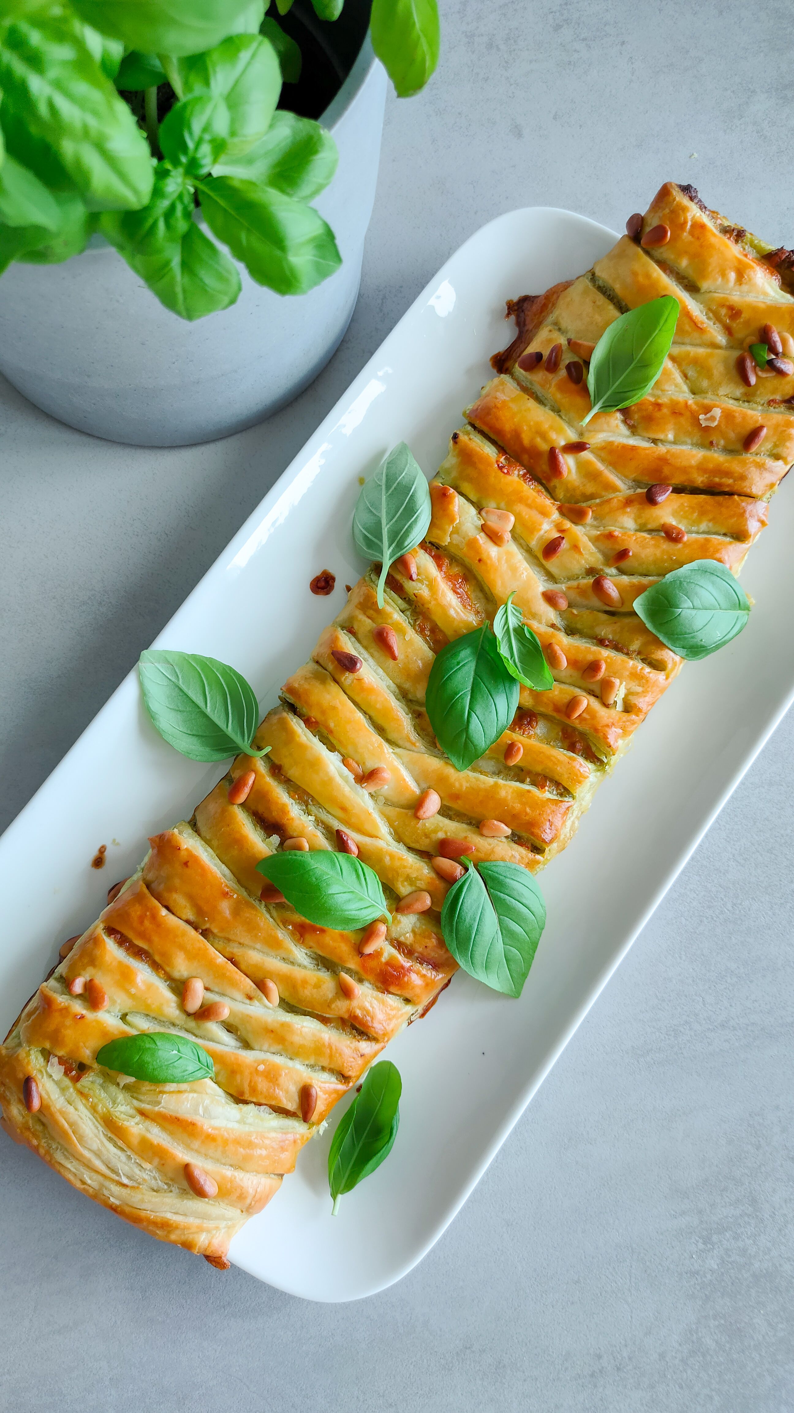 Pesto Caprese Strudel
