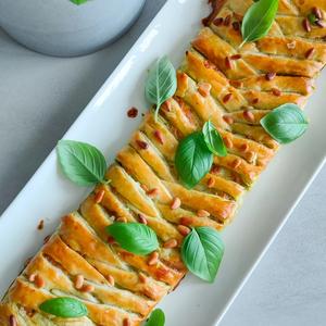 Pesto Caprese Strudel