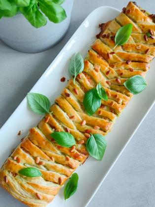 Pesto Caprese Strudel