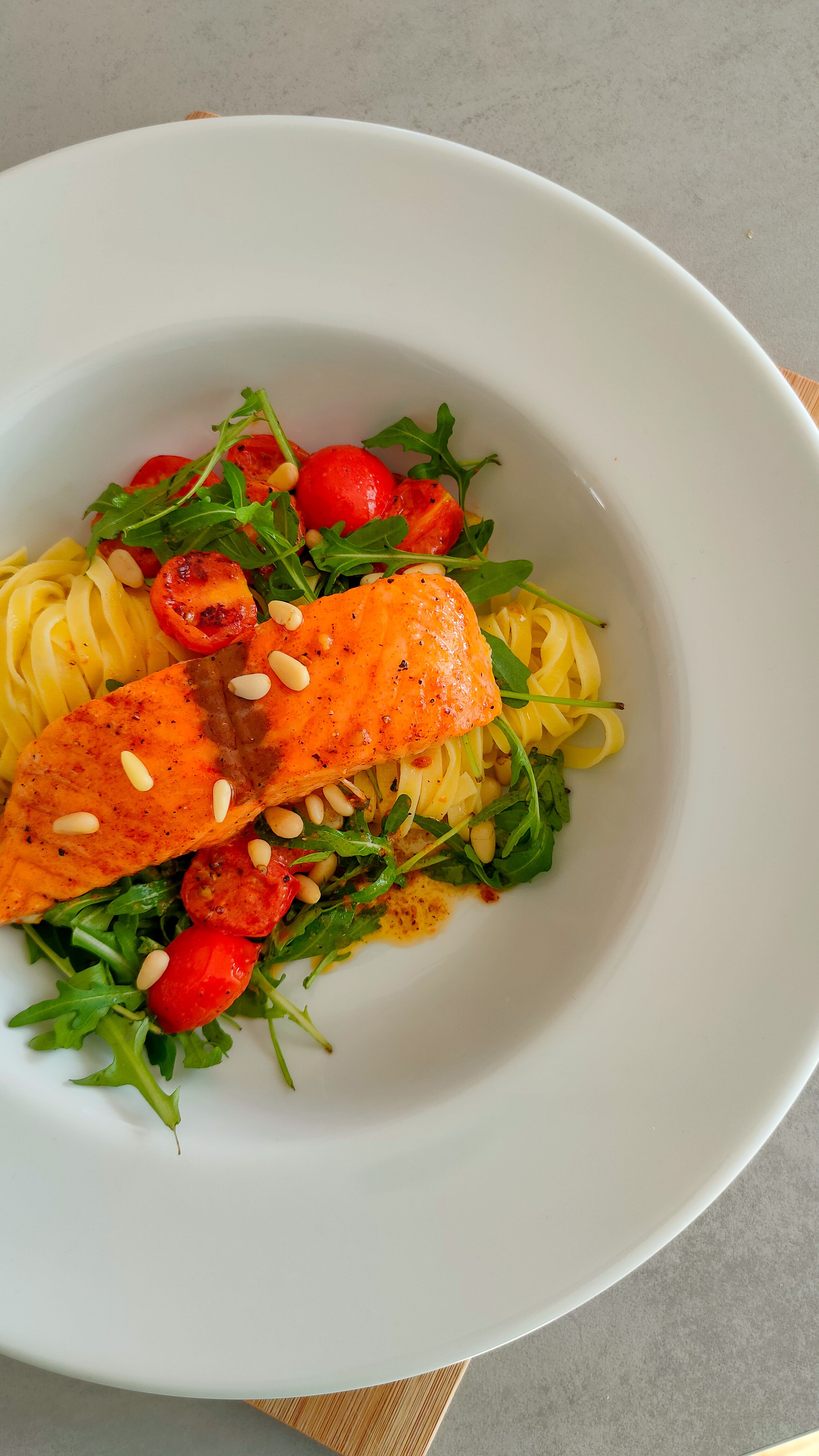 Lachs-Pasta mit Knoblauch-Honigglasur und Rucola