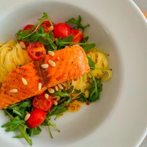 Lachs-Pasta mit Knoblauch-Honigglasur und Rucola
