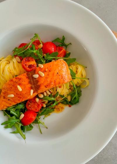 Lachs-Pasta mit Knoblauch-Honigglasur und Rucola - Hauptbild