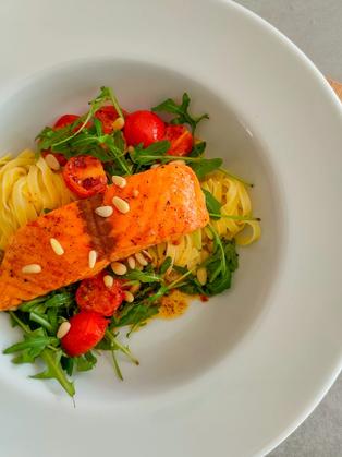 Lachs-Pasta mit Knoblauch-Honigglasur und Rucola