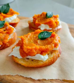 Burrata-Kürbis-Crostini