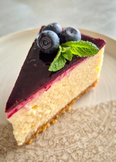 Cremiger Cheesecake mit Mandelboden & Heidelbeerspiegel - Bild 3