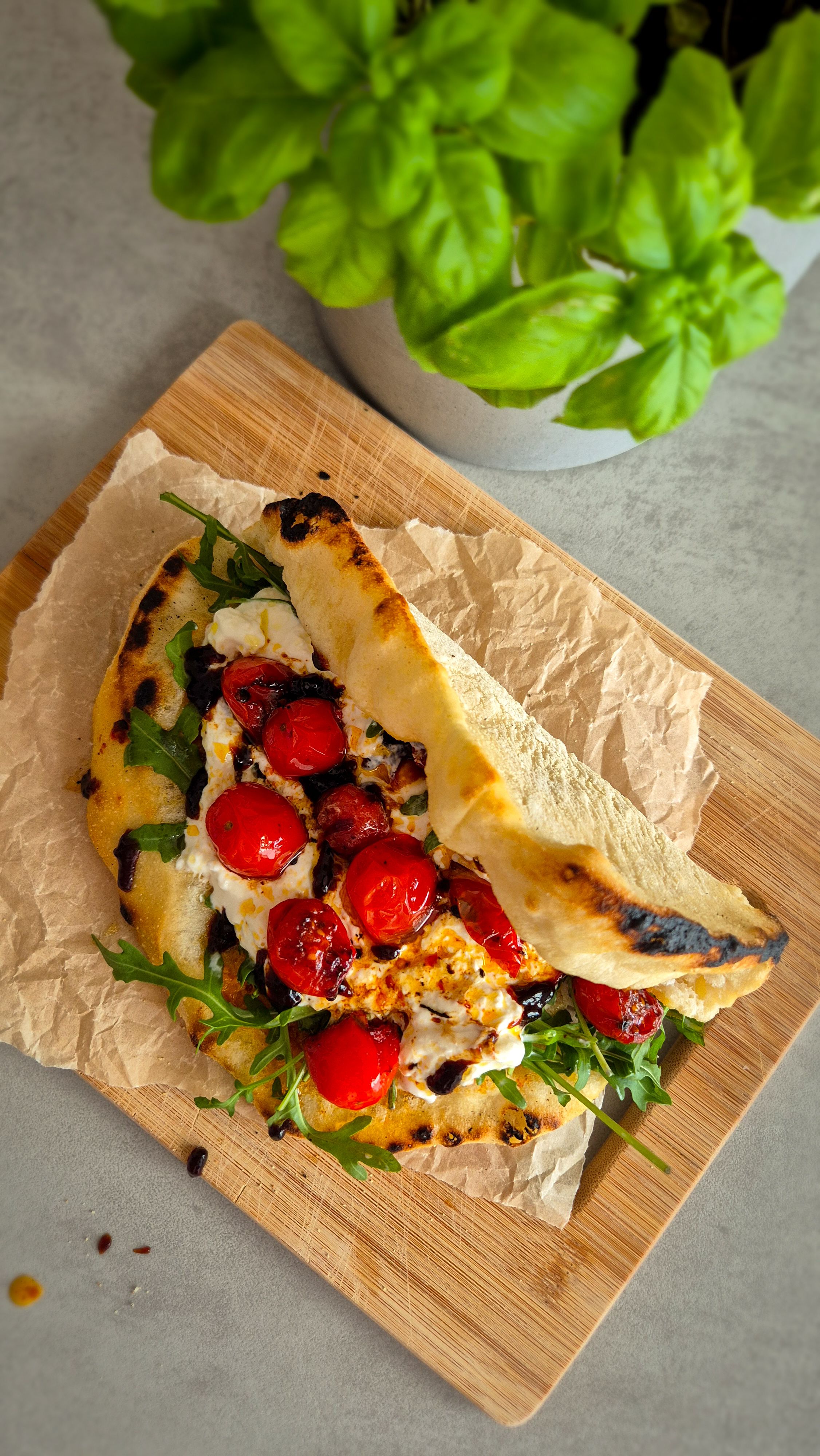 Pizzasandwich mit Burrata, Pesto Rosso und Rucola