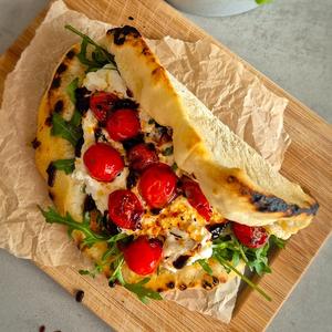 Pizzasandwich mit Burrata, Pesto Rosso und Rucola