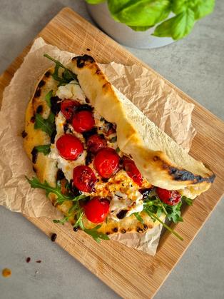 Pizzasandwich mit Burrata, Pesto Rosso und Rucola