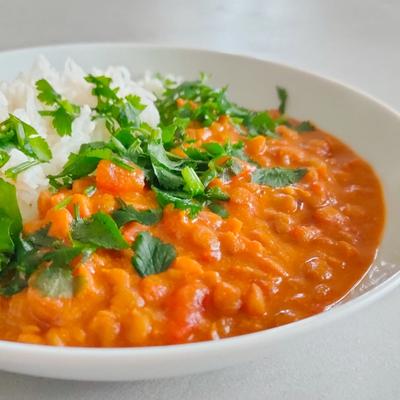 Rotes Linsencurry mit Kokosmilch – Einfach, vegan & in 20 Minuten fertig