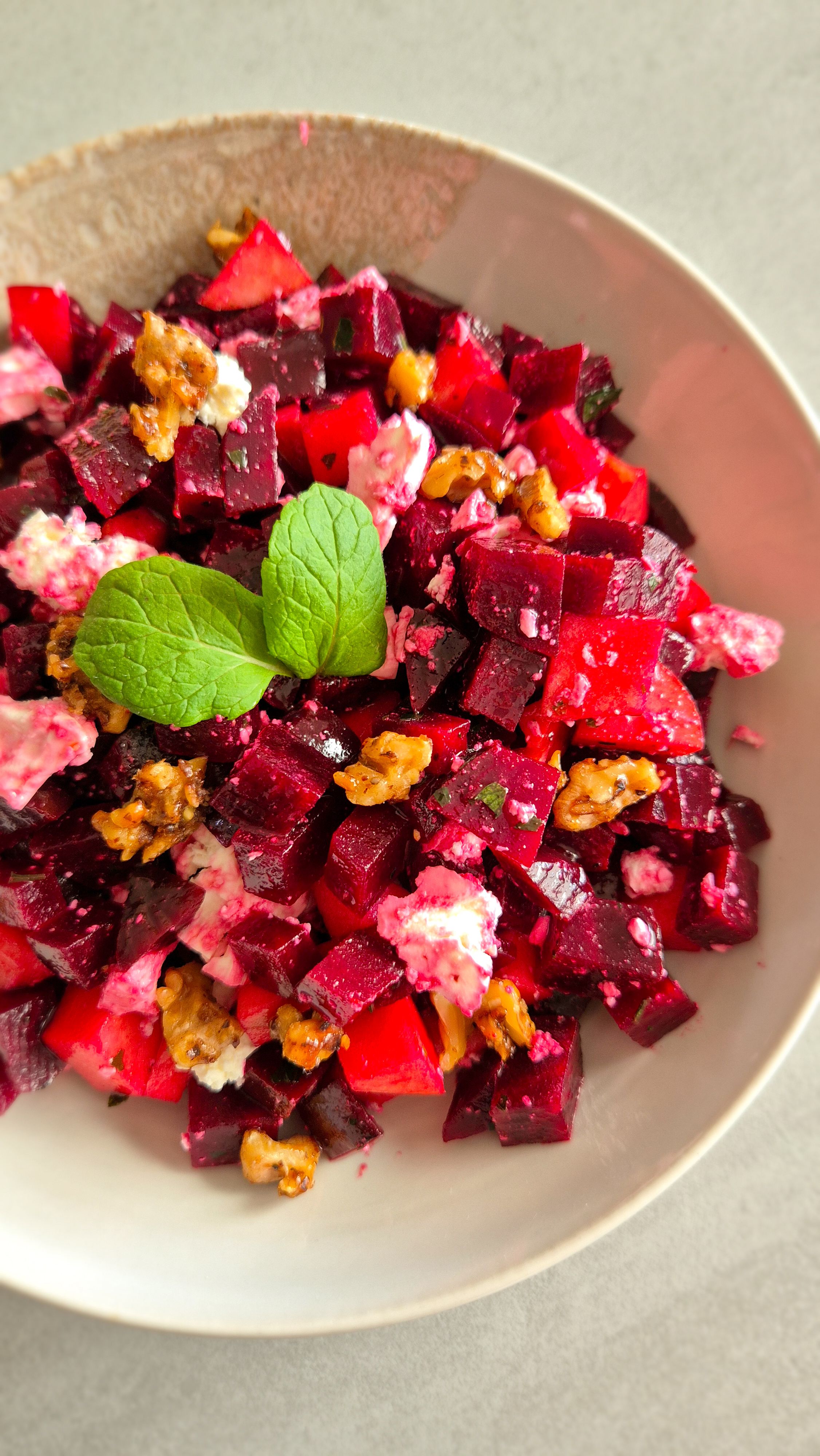 Rote Beete Salat mit Feta, Minze und kandierten Walnüssen in einer Schüssel.