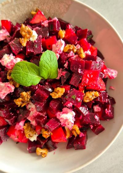 Rote Beete Salat mit Feta, Minze und kandierten Walnüssen in einer Schüssel.