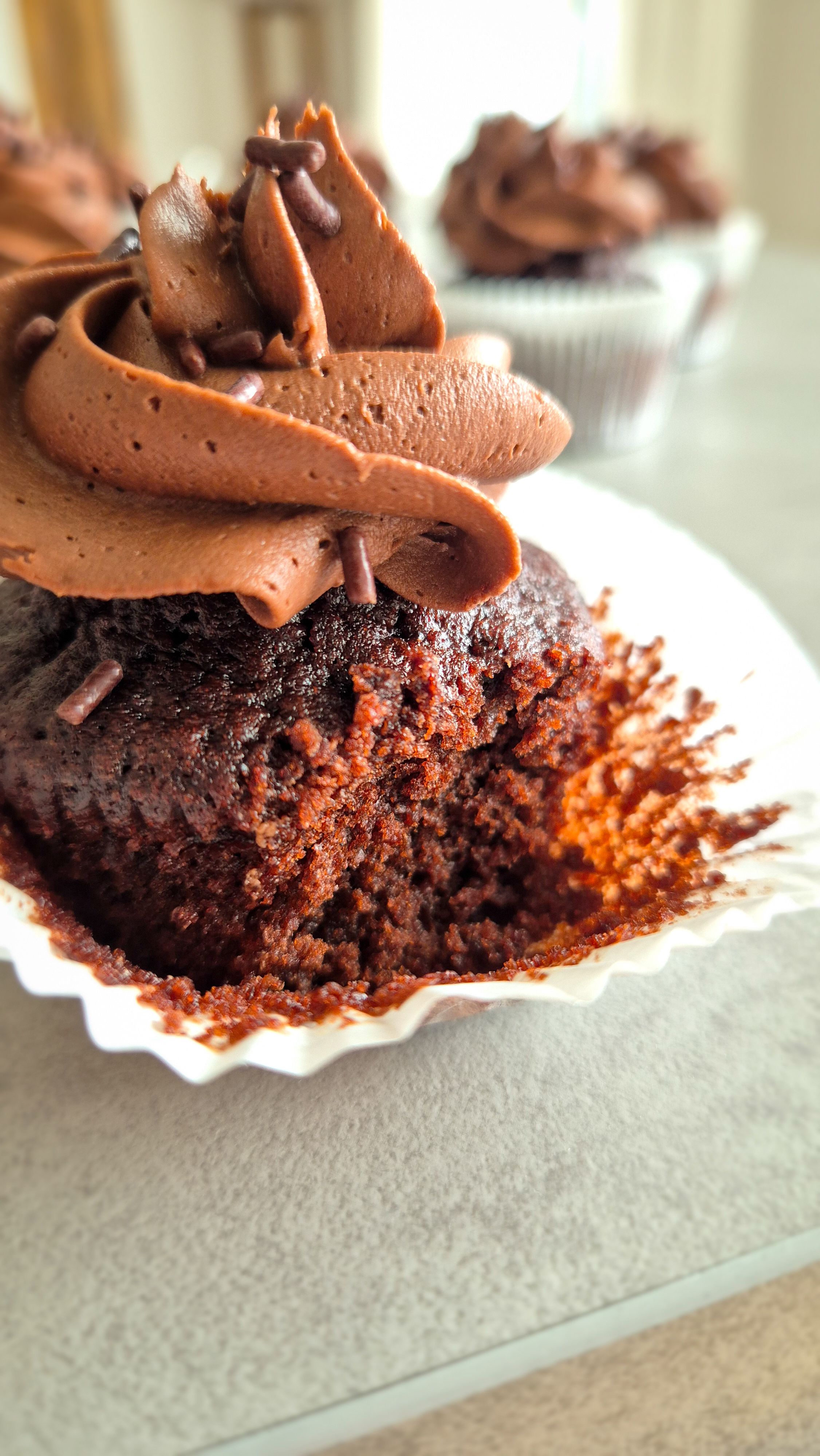 Schokoladen-Cupcake mit Schoko-Butter-Creme-Frosting wie aus Amerika.
