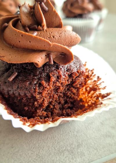 Schokoladen-Cupcake mit Schoko-Butter-Creme-Frosting wie aus Amerika.