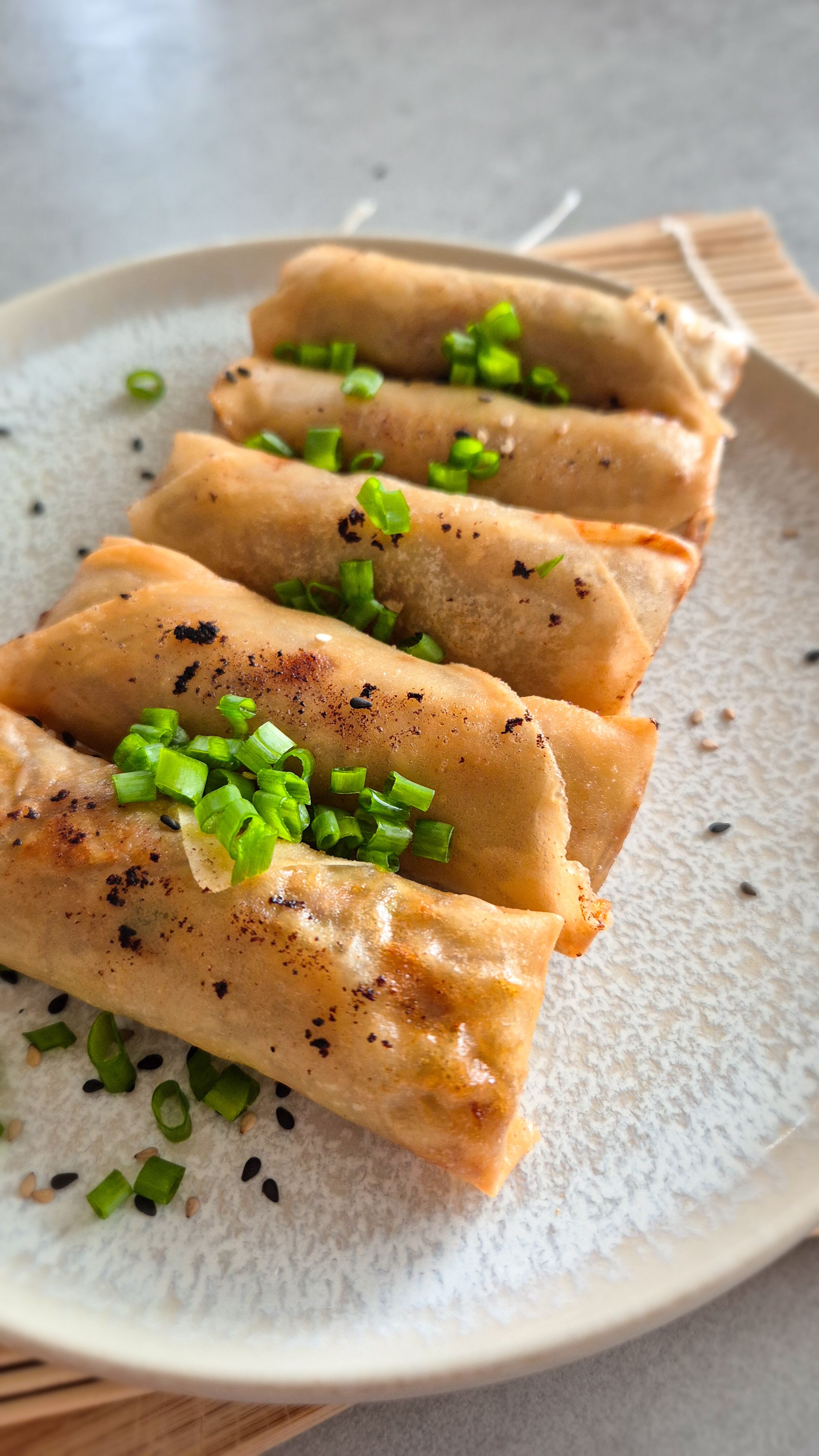 Chinesische Frühlingsrollen, nach original chinesischem Rezept, auf einem Teller serviert.