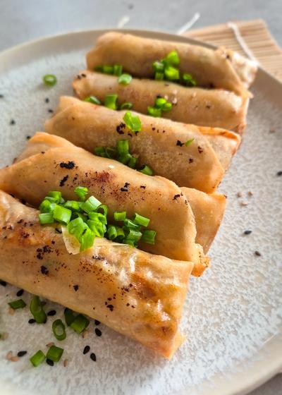Chinesische Frühlingsrollen, nach original chinesischem Rezept, auf einem Teller serviert.