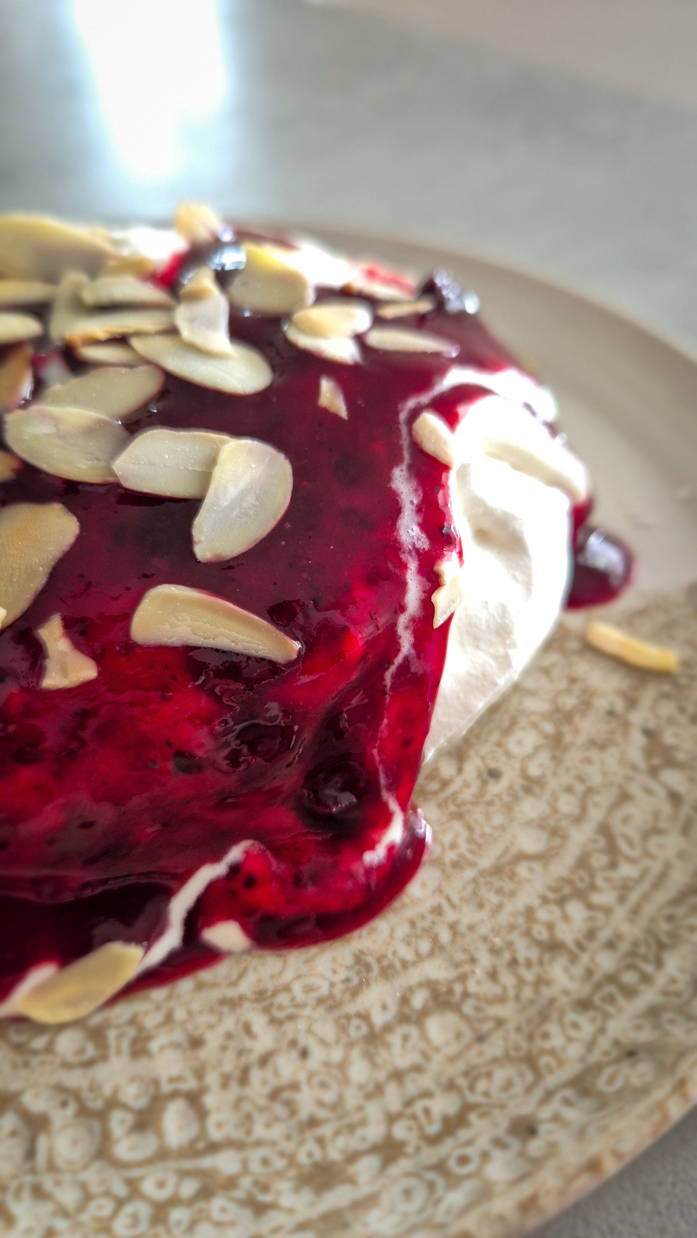 Mandel-Beeren-Meringue: Ein leckeres „Gönn-dir“-Dessert - Thumbnail 2