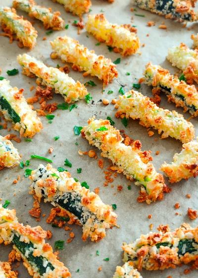 Knusprige Zucchini-Pommes mit Panko-Parmesan-Panade aus dem Ofen.