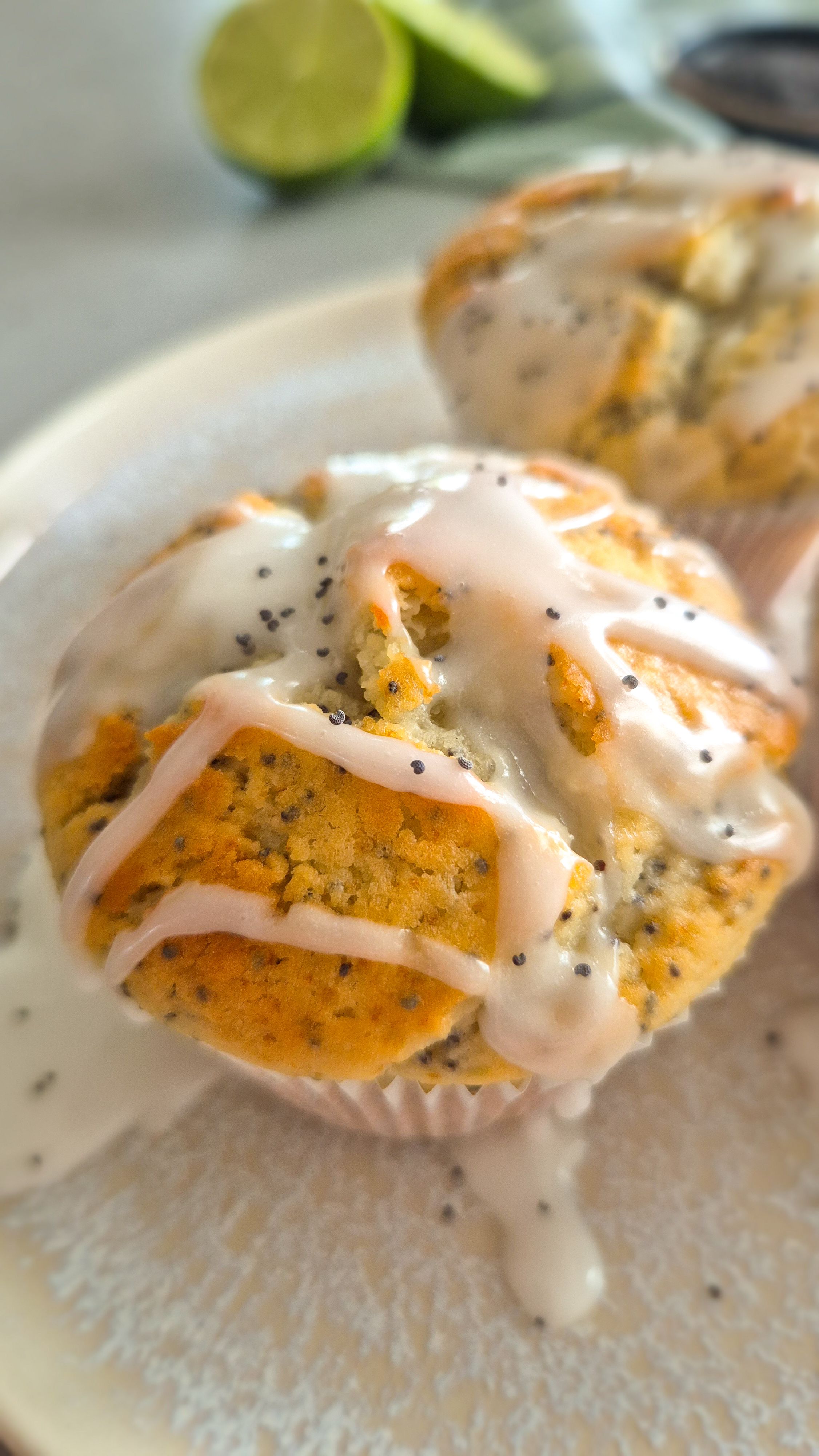 Saftige Zitronen-Mohn-Muffins mit Skyr und Zitronenglasur auf einem Teller.