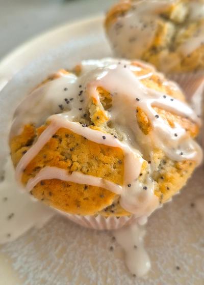 Saftige Zitronen-Mohn-Muffins mit Skyr und Zitronenglasur auf einem Teller.