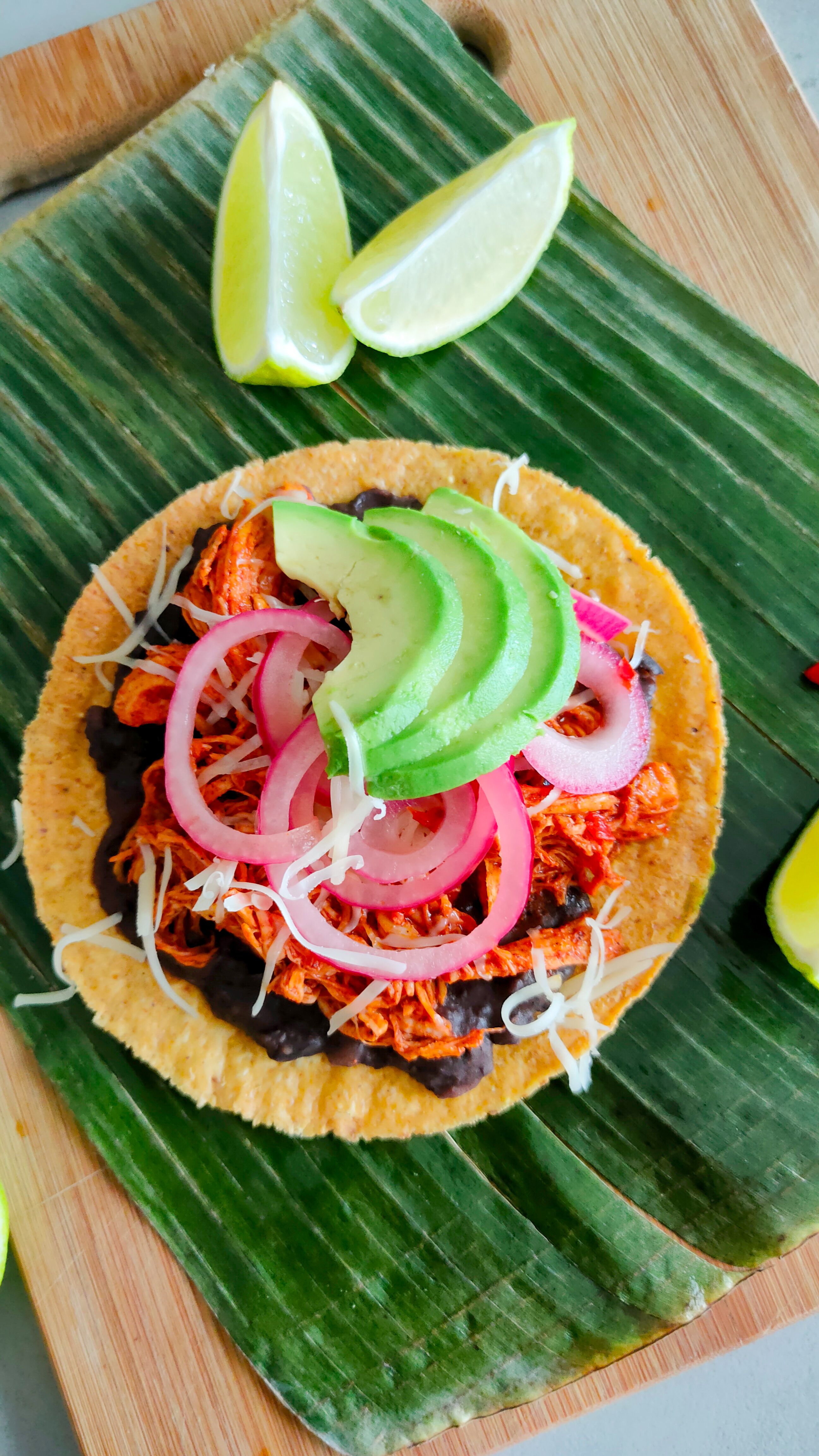 Tostadas mit Hähnchen und Pibil-Paste