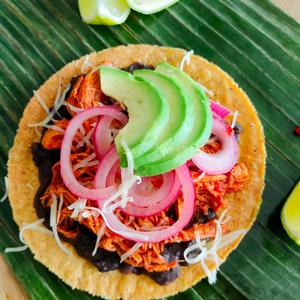Tostadas mit Hähnchen und Pibil-Paste