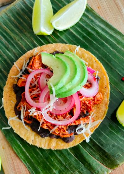 Tostadas mit Hähnchen und Pibil-Paste - Hauptbild