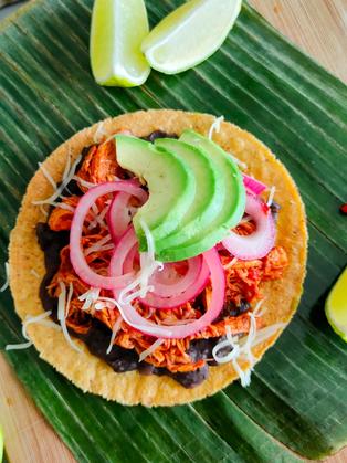 Tostadas mit Hähnchen und Pibil-Paste