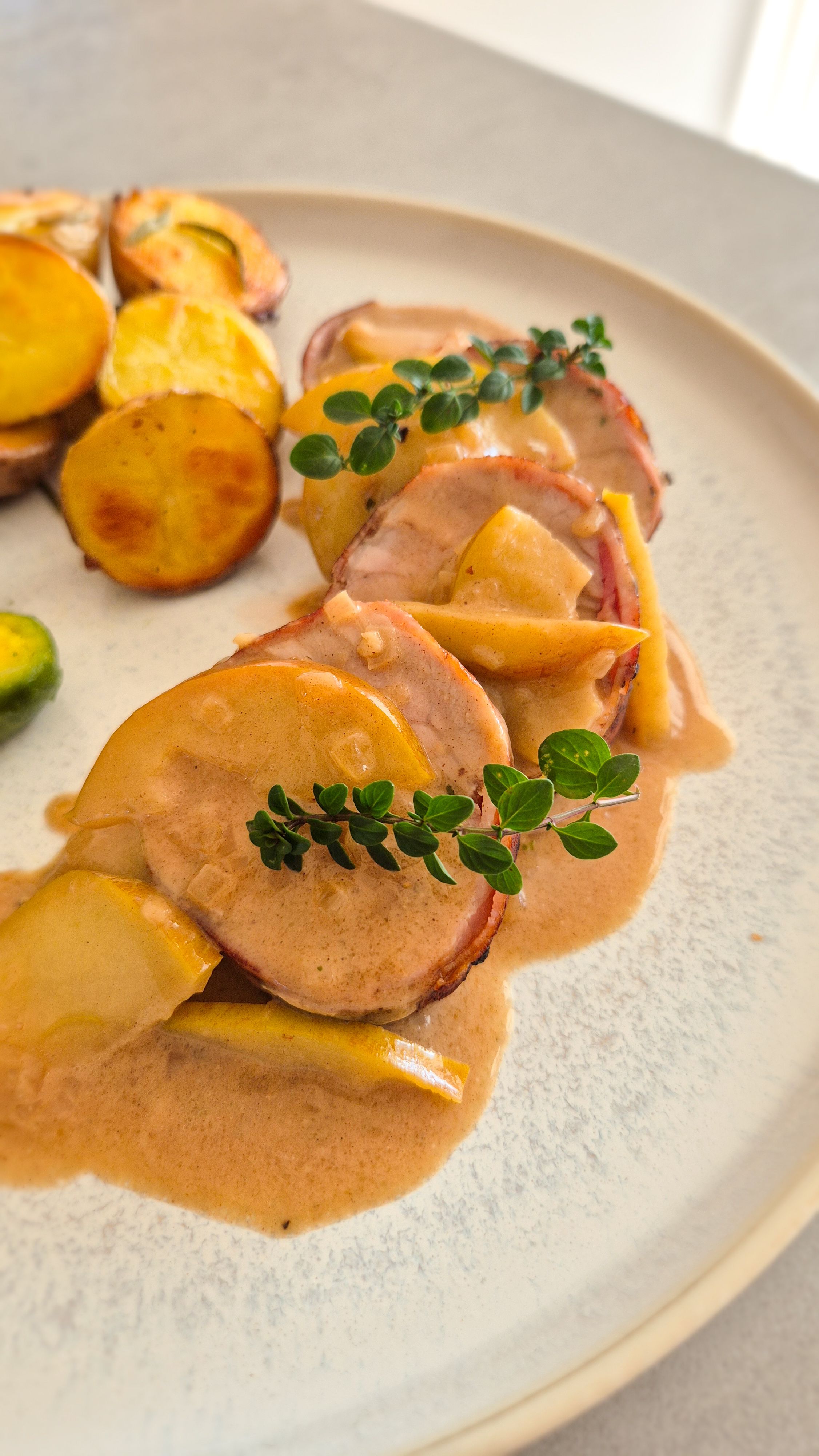 Schweinefilet mit karamellisierten Äpfeln und Zimt-Honig-Sauce - Bild 2